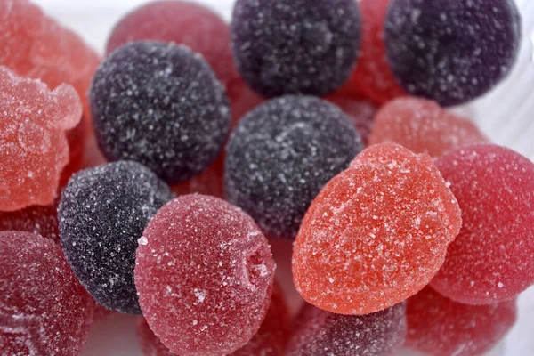 Jasne Wiśnie Czerwone Fioletowe Różowe Pyszne Cukierki Postaci Owoców Porzeczek — Zdjęcie stockowe