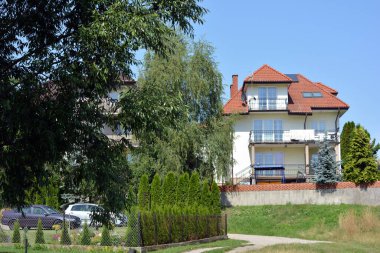 Gmina Wyszkow 'un Ribenko-Stare köyünde, Masovia Voyvodalığı, Wyszkow Bölgesi, doğu-orta Polonya' da, parlak, şık, şık evler ve özel binalar bulunmaktadır..
