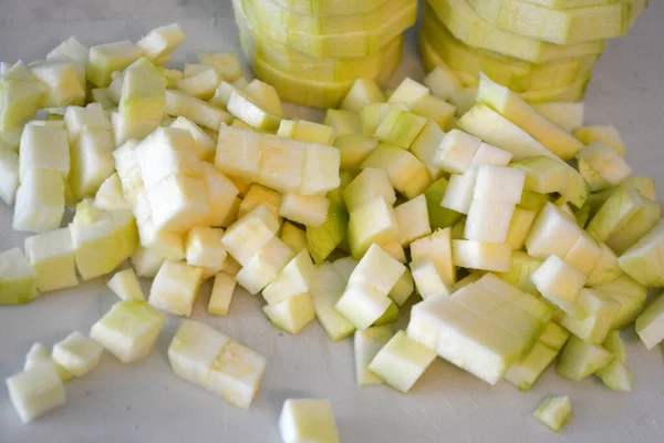 Здорова Їжа Овочі Очищені Кабачки Нарізані Кільцями Кубиками Розташовані Білій — стокове фото