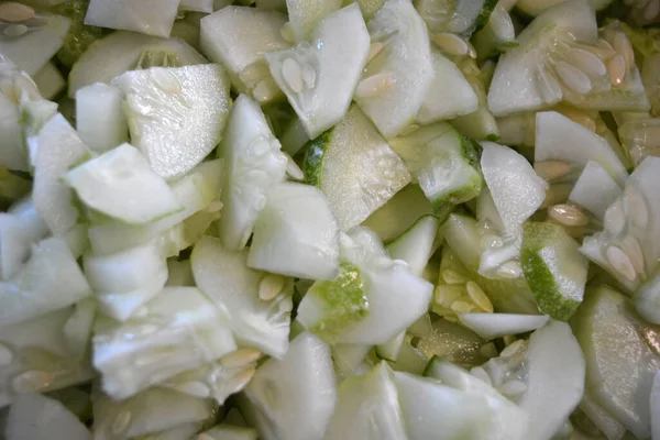 Banyak Irisan Mentimun Matang Ditumpuk Dalam Mangkuk Salad Putih Besar — Stok Foto