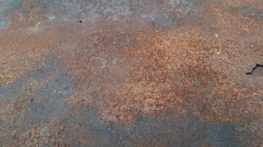 Pasla kaplı eski metal levha..