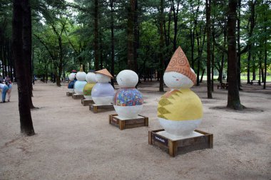 Nami Adası, Güney Kore - Temmuz 2016 'da sevimli renkli kardan adam heykelleri