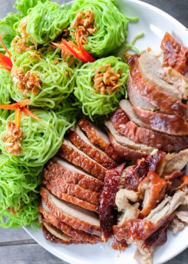 Kızarmış ördek ve yeşil erişte..