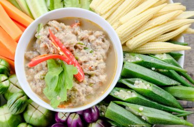 Tay gıda, kızarmış uskumru karidesli sosu ve sebze yapıştırın.