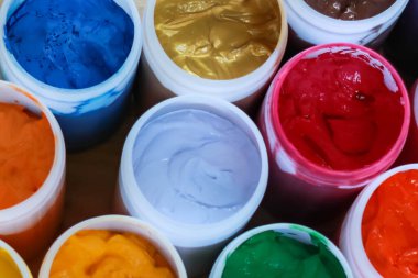 Beyaz şişelerdeki renk çeşitleri.