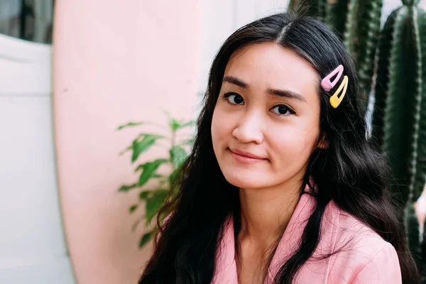Retrato Mujer Asiática Joven Vestido Rosa — Foto de Stock