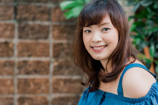 Primer Plano Joven Bonita Mujer Asiática Jardín — Foto de Stock