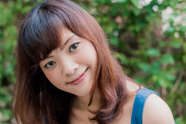 Närbild Unga Ganska Asiatisk Kvinna Trädgården — Stockfoto