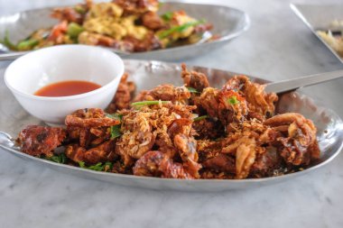 Sarımsaklı yumuşak kabuklu yengeç..