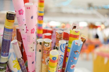 Hediyeleri paketlemek için renkli kağıtlar.