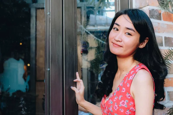 Joven Bonita Mujer Asiática Está Pie Delante Cafetería — Foto de Stock