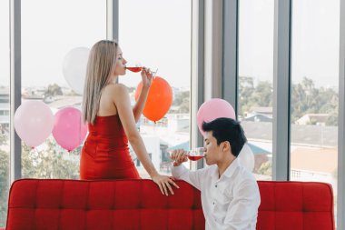 Genç Asyalı çift Sevgililer Günü 'nde şarap içer..