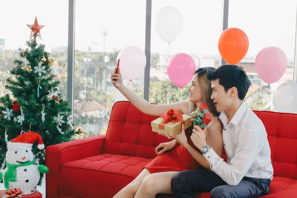 Pasangan Muda Asia Menggunakan Telepon Untuk Mengambil Selfie Bersama Sama — Stok Foto