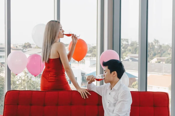 Joven Pareja Asiática Bebe Vino Para Celebrar Día San Valentín — Foto de Stock