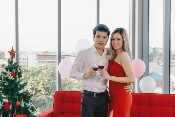Pasangan Muda Asia Minum Anggur Untuk Merayakan Hari Valentine — Stok Foto