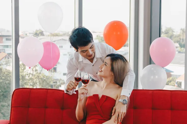 Pasangan Muda Asia Minum Anggur Untuk Merayakan Hari Valentine — Stok Foto