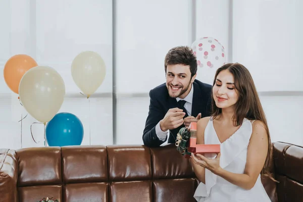 Joven Pareja Celebrando Año Nuevo Juntos Novio Regalo Novia — Foto de Stock