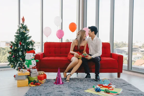 若いアジアのカップルはお互いに贈り物を交換しています バレンタインの日のコンセプト — ストック写真