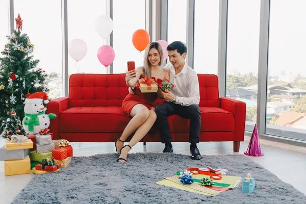 Jeune Couple Asiatique Utilise Téléphone Pour Prendre Selfie Ensemble Concept — Photo