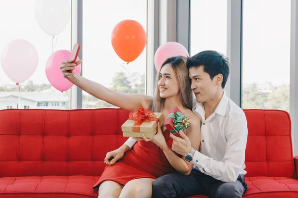 Joven Pareja Asiática Está Utilizando Teléfono Para Tomar Selfie Juntos —  Fotos de Stock