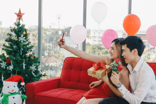 Jeune Couple Asiatique Utilise Téléphone Pour Prendre Selfie Ensemble Concept — Photo