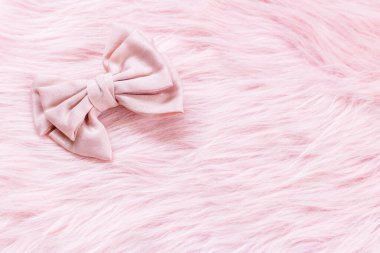 Kopya uzayı olan pembe bir kumaşta pembe kurdele..