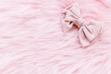 Kopya uzayı olan pembe bir kumaşta pembe kurdele..