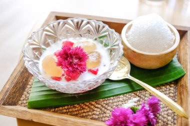 Tayland tatlısı, hindistan cevizi sütlü kırmızı yakut ya da küvet Tim Krob.