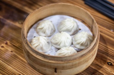 Xiao Long Pao küçük bambu buharı sepetinde.
