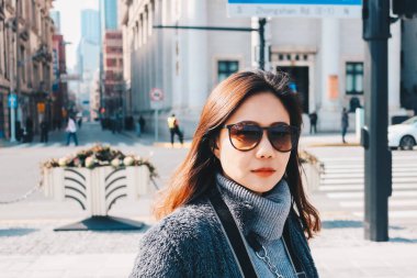 Kışlık ceketli güzel Asyalı kadın, gezgin konsepti..