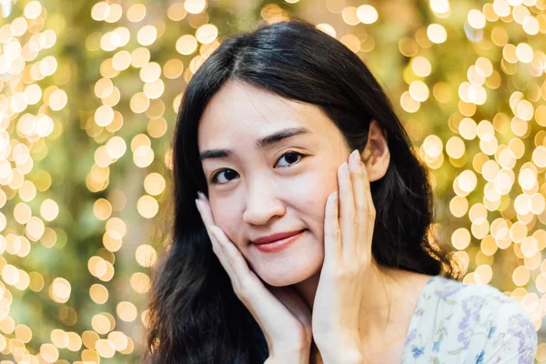 Hermosa Mujer Asiática Sonriendo Con Fondo Bokeh — Foto de Stock