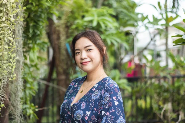 Primer Plano Joven Bonita Mujer Asiática Jardín — Foto de Stock