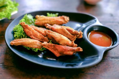 Tabakta kızarmış tavuk kanadı var..