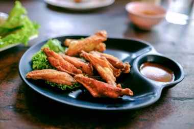 Tabakta kızarmış tavuk kanadı var..