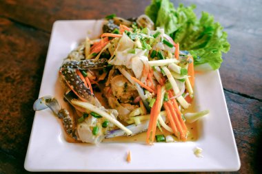 Tayland restoranında mavi yengeçli Papaya Salatası.