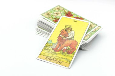 BANGKOK THAILAND - 20 Eylül 2022 'de Bangkok Tayland' da izole edilmiş, illüstrasyon editör Rider Waite tarot kartları.