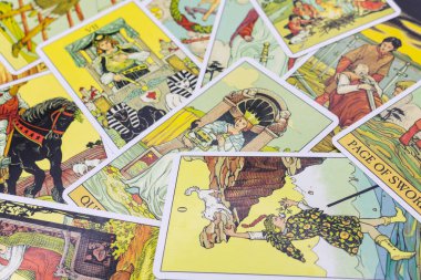 BANGKOK THAILAND - 20 EYLÜL, 20 Eylül 2022 'de Bangkok Tayland' da masadaki resimli tarot kartları