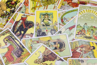 BANGKOK THAILAND - 20 EYLÜL, 20 Eylül 2022 'de Bangkok Tayland' da masadaki resimli tarot kartları