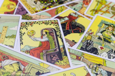 BANGKOK THAILAND - 20 EYLÜL, 20 Eylül 2022 'de Bangkok Tayland' da masadaki resimli tarot kartları