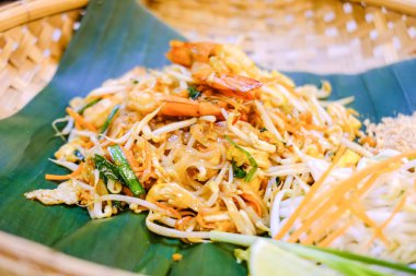 Tayland usulü karidesli erişte mi yoksa Tayland usulü Tayland usulü Tayland yemeği mi?.