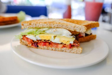 Kahvaltı için sandviçleri yakın..