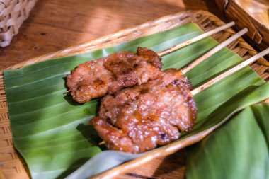 Tayland usulü ızgara domuz eti veya Moo Ping, Tayland sokak yemeği..