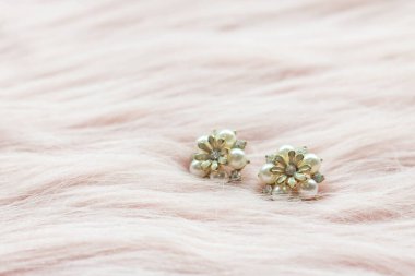 Pembe kumaşta, fotokopi alanı olan lüks küpeler..