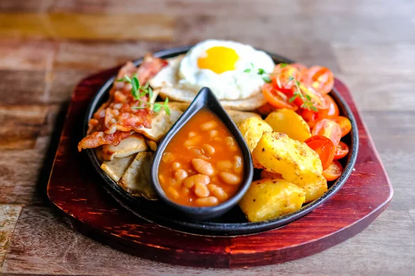 Deliziosa Colazione All Inglese Con Uova Fritte Fagioli Pancetta Patate — Foto Stock