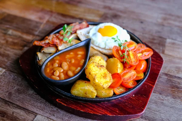 Deliziosa Colazione All Inglese Con Uova Fritte Fagioli Pancetta Patate — Foto Stock