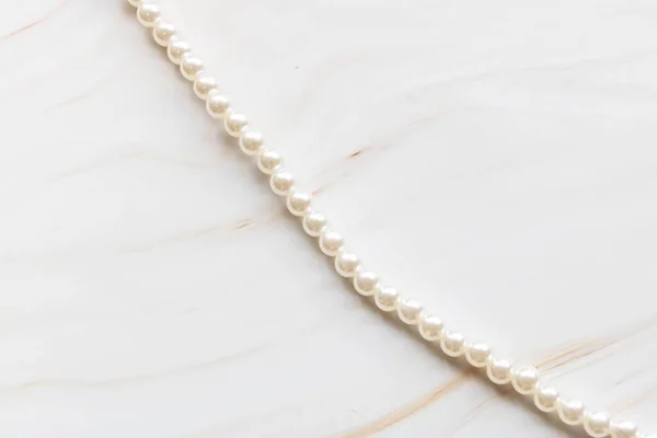 Collier Perles Sur Fond Marbre Avec Espace Copie — Photo