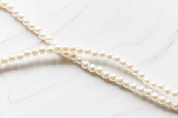 Collar Perlas Sobre Fondo Mármol Con Espacio Para Copiar — Foto de Stock