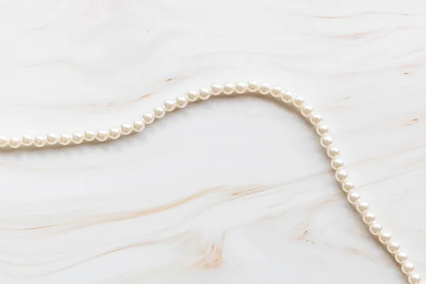 Collier Perles Sur Fond Marbre Avec Espace Copie — Photo