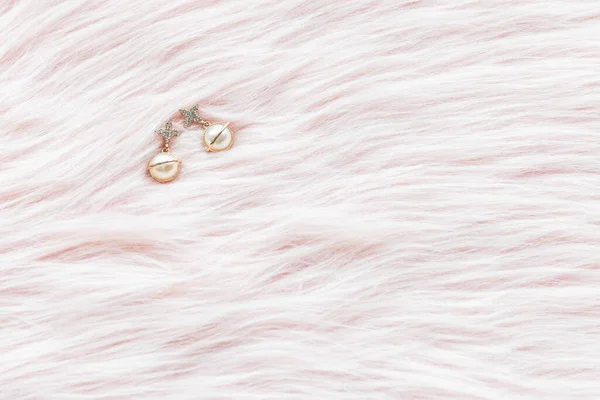 Роскошные Серьги Розовой Ткани Копировальным Пространством — стоковое фото