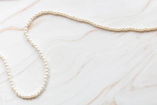 Collier Perles Sur Fond Marbre Avec Espace Copie — Photo